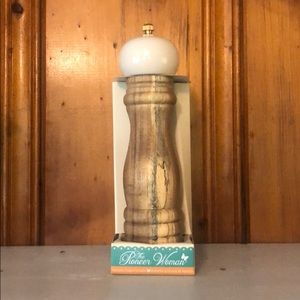 Wooden salt/pepper grinder